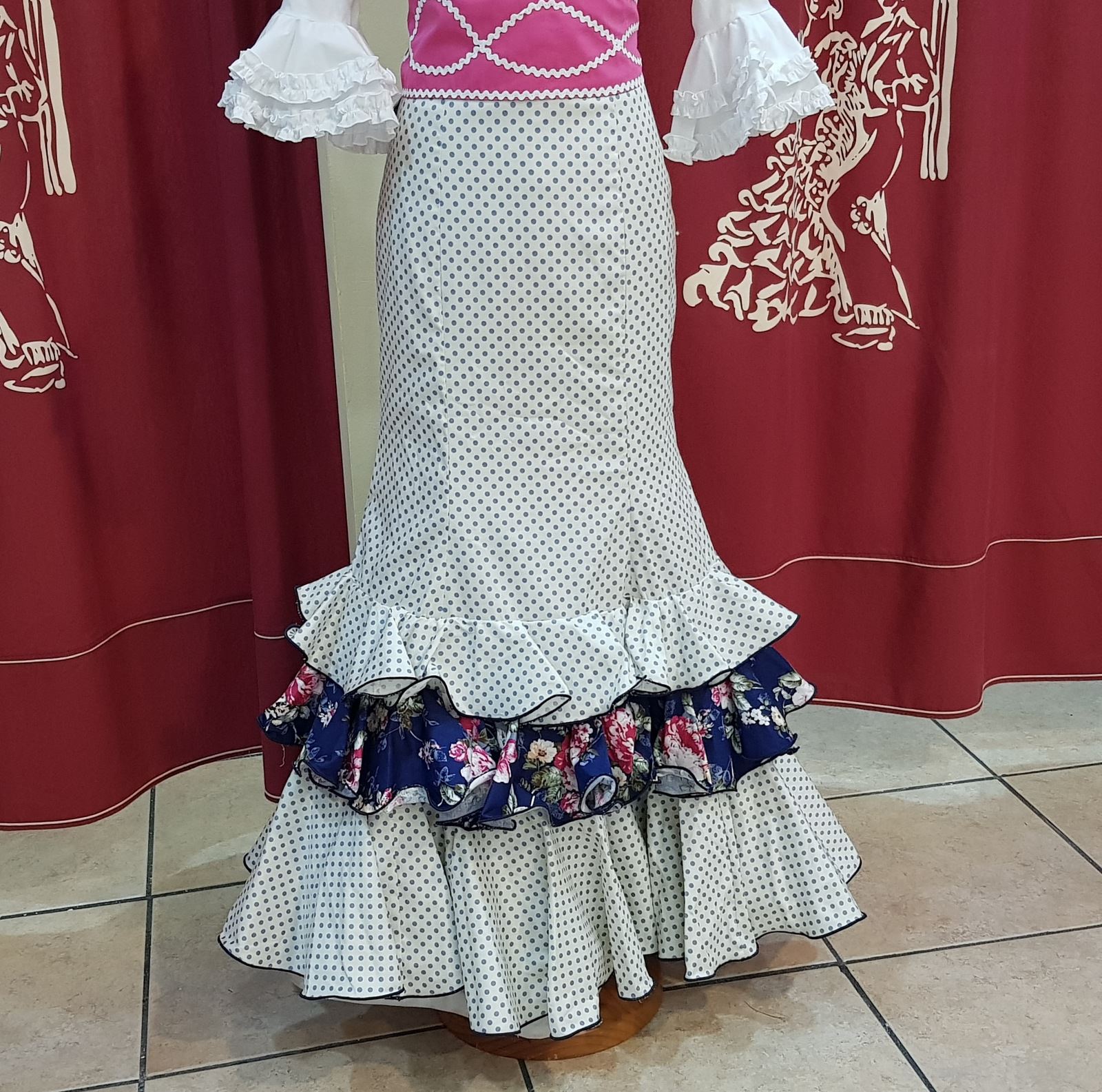 Falda de flamenco roja lunares blancos con volantes Talla 46