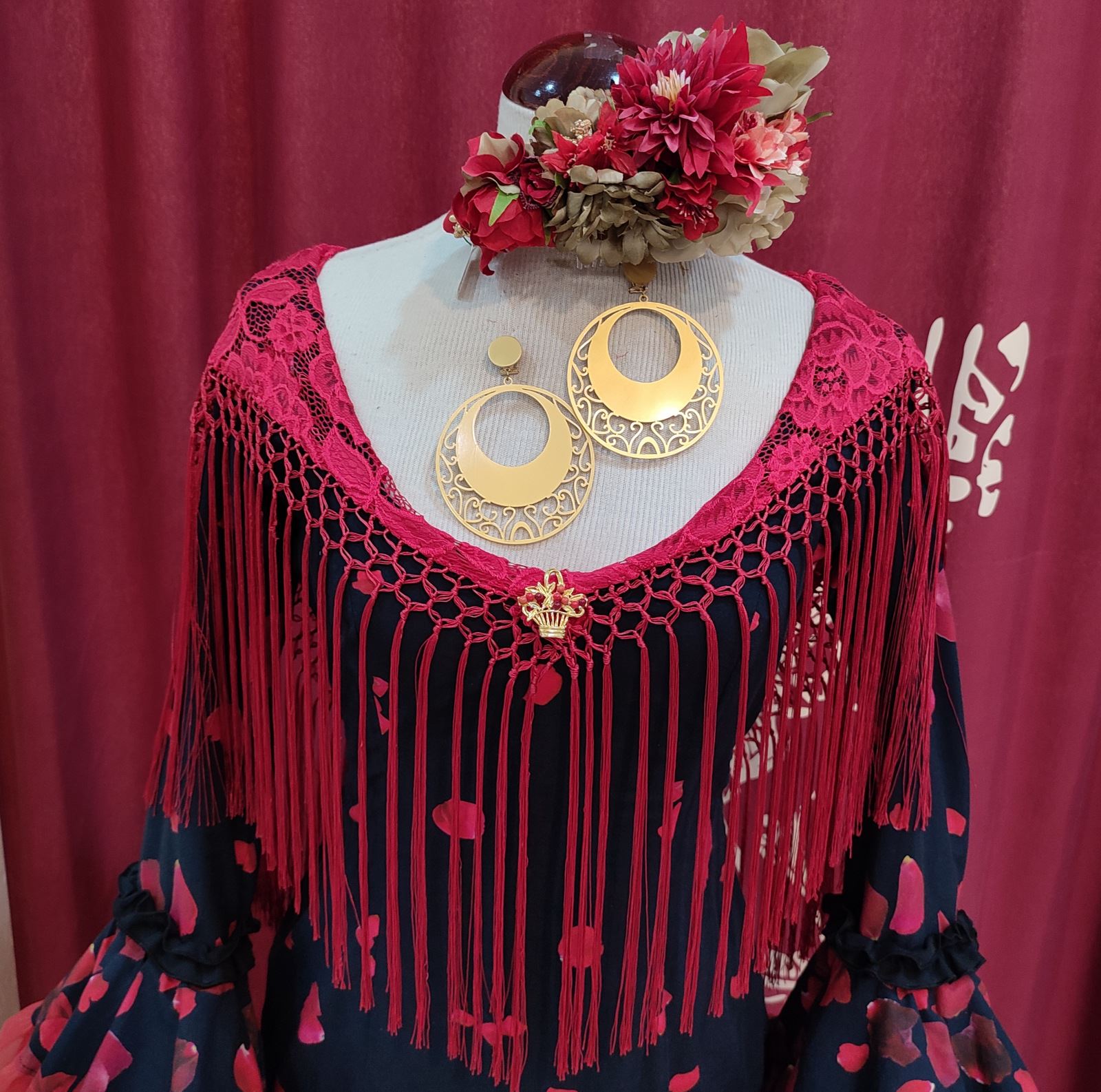 Vestido de gitana de encaje rojo de Guadalupe Moda Flamenca