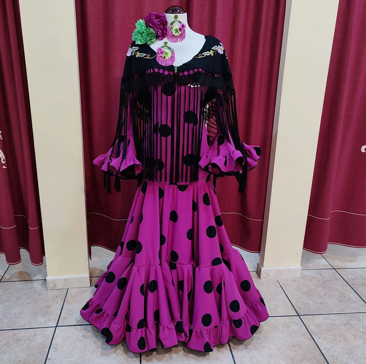 Vestido de Flamenca / Sevillana para Mujer Color Negro y Violeta con Lunares